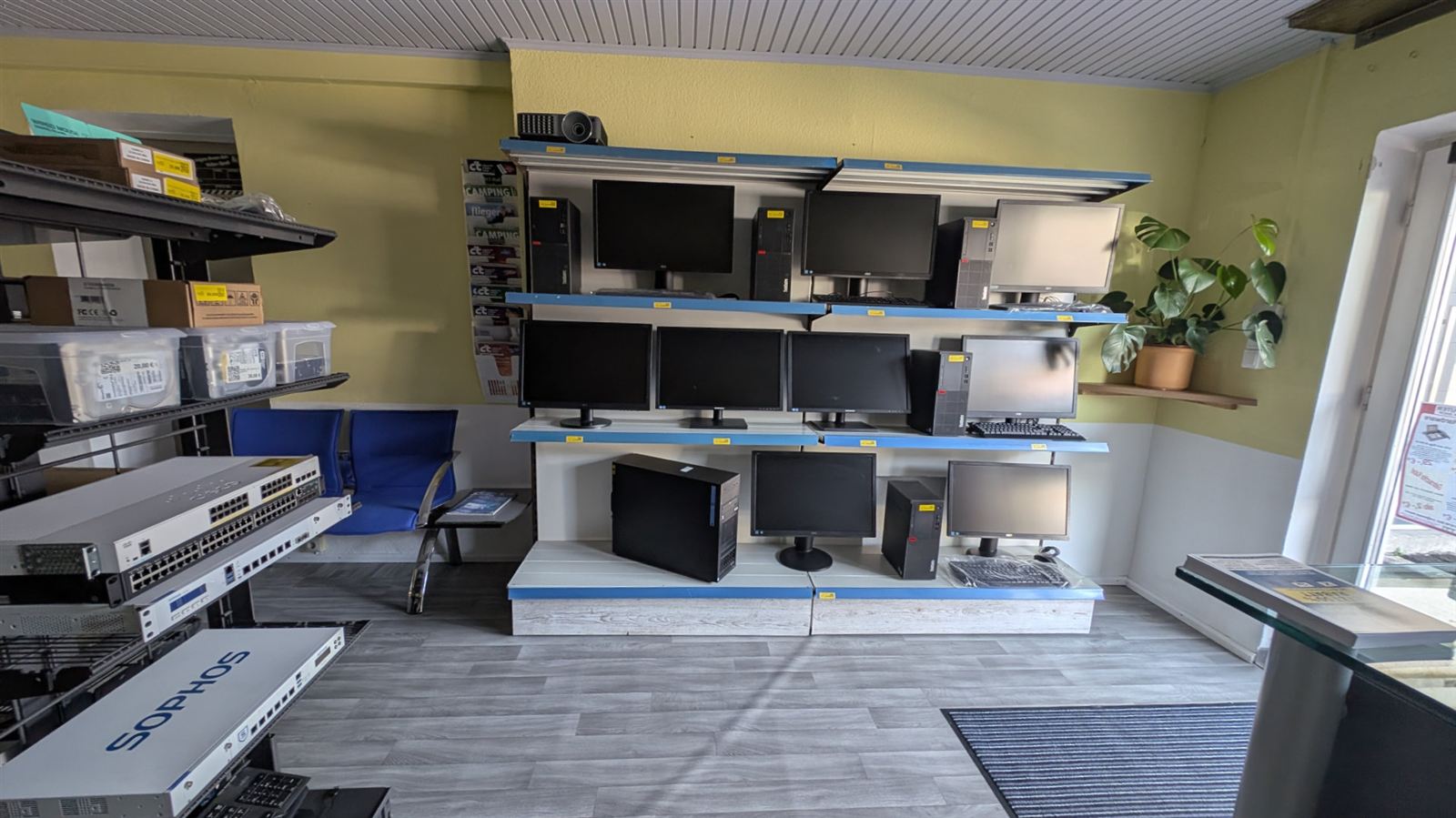 Regal mit geprüfter gebrauchter Hardware – Monitore und Desktop-PCs mit Preisschildern bei BITBUDDYS in Obergünzburg