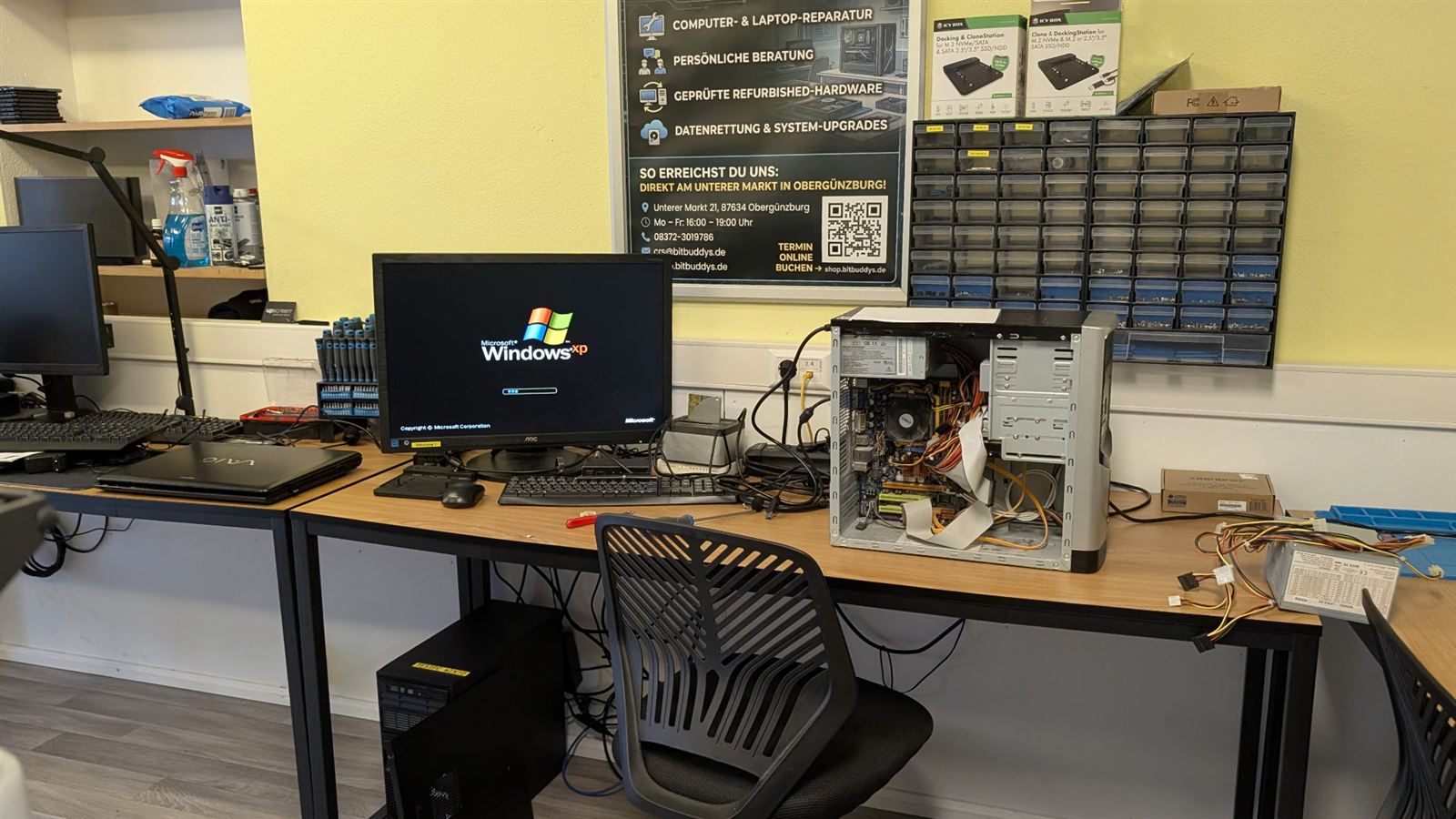 Reparatur-Arbeitsplatz mit geöffnetem PC in der BITBUDDYS Werkstatt