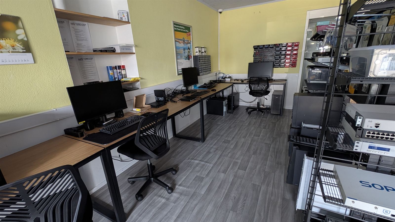 Werkstatt-Arbeitsplätze mit Ersatzteillager bei BITBUDDYS